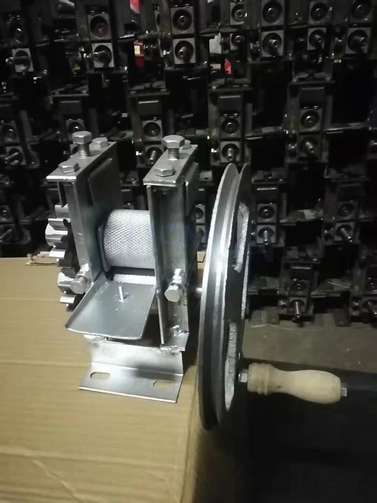 작은 대나무 스트립 슬리 터 레이어링 기계 대나무 스트립 분리 기계 수동 스트립 깨는 기계