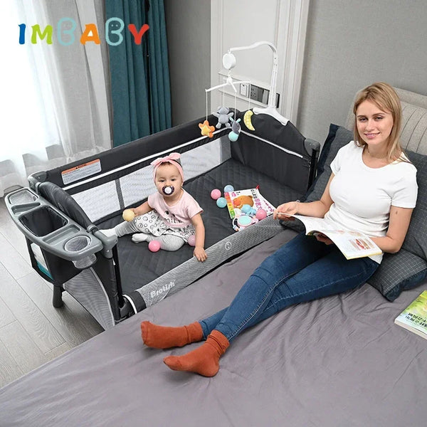 Bärbar babysäng med blöjbord Multifunktionell nyföddsäng Barnvagga Rocker Spjälsäng för 0-6 år gammal spjälsäng