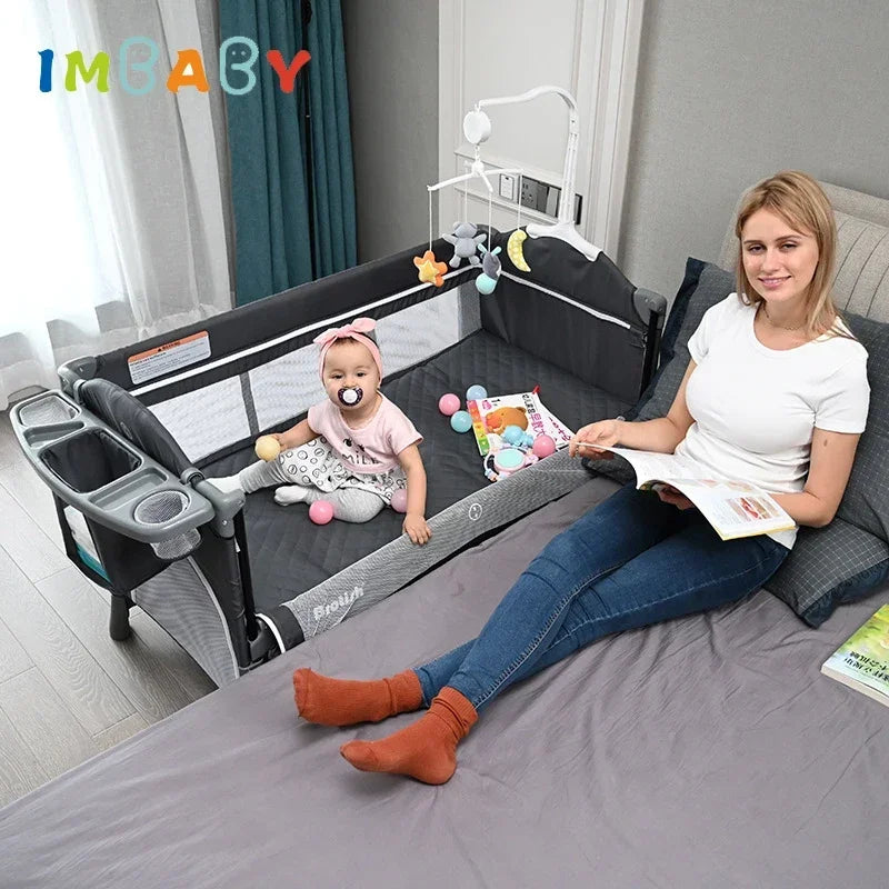 سرير بيبي محمول مع طاولة حفاضات سرير متعدد الوظائف لحديثي الولادة سرير أطفال مهد هزاز لسرير الأطفال من سن 0 إلى 6 سنوات